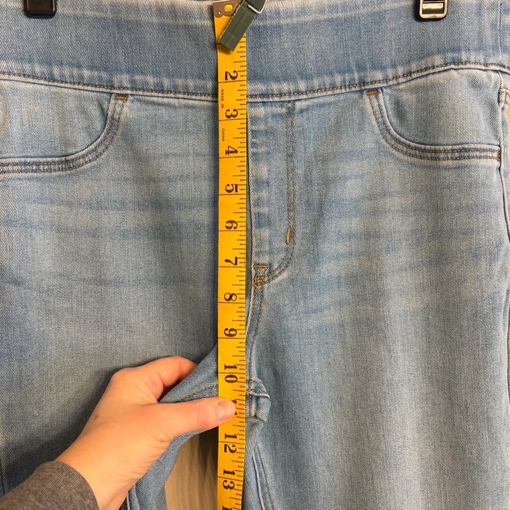 Old Navy Women’s 8 Rockstar Super Skinny Light Wash Women's Jeggings - Picture 4 of 7